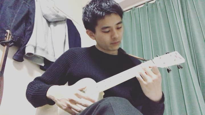 岡田竜（岡田桜井）のインスタグラム：「木枯らしに抱かれて  #ウクレレ #ソロウクレレ  #ukulele #リクエスト頂きましたので #木枯らしに抱かれて  #いい曲だけどむずい！ #outdoorukulele」