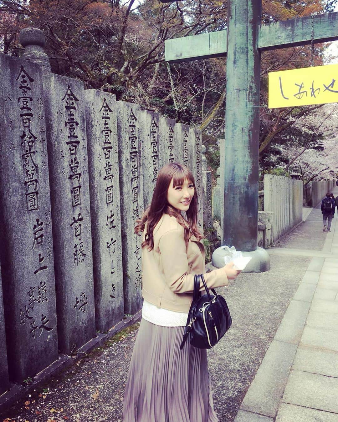 小峰みこさんのインスタグラム写真 - (小峰みこInstagram)「桜が咲いててキレイだったよ🌸 このあと、1368段の階段を登ることに…😱 . #こんぴらさん #お参り #金比羅山 #1368段の階段 #香川 #旅行 #みこっくま #konpira #kagawa #travel」4月4日 21時21分 - mico_19911201