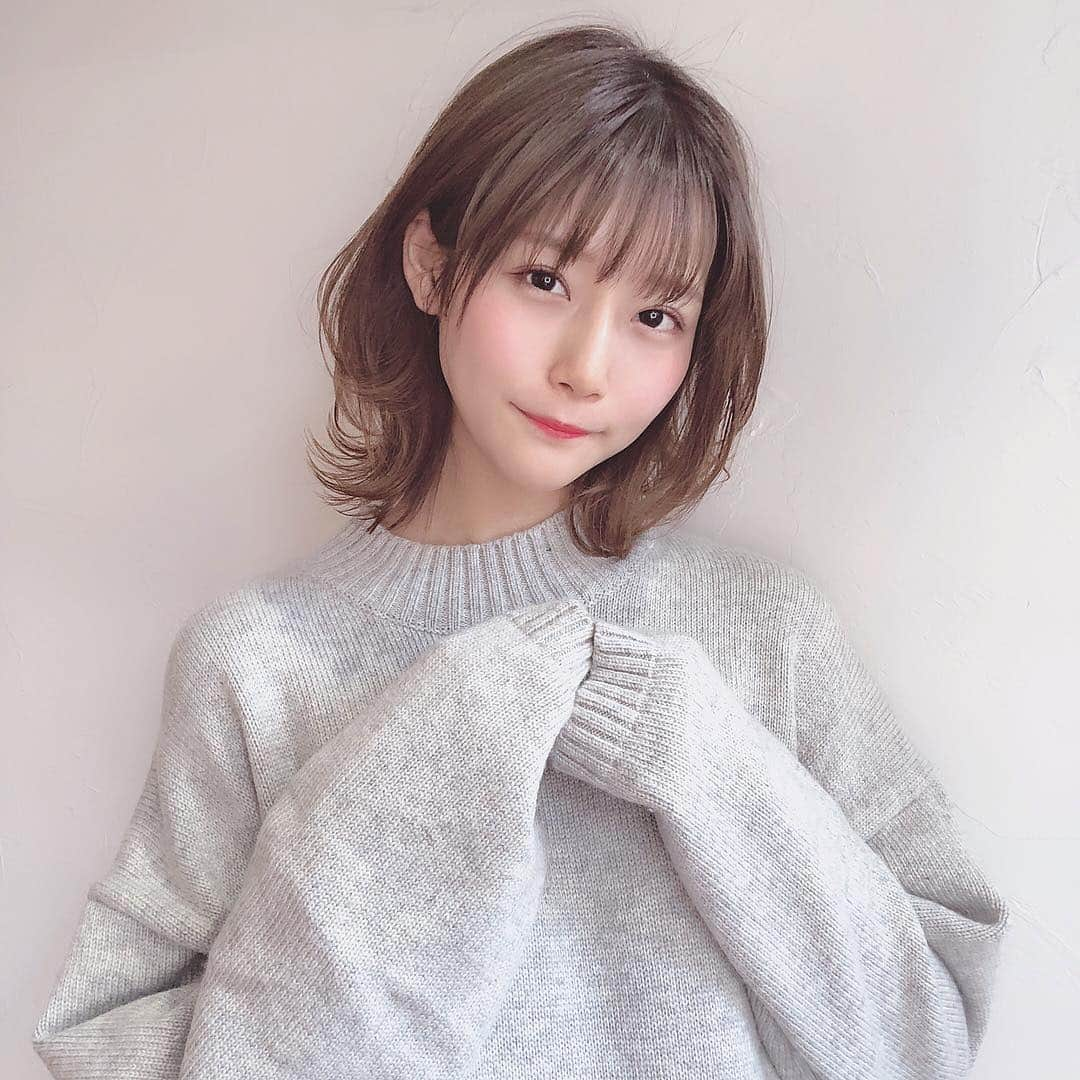 蒼川愛さんのインスタグラム写真 - (蒼川愛Instagram)「前髪すぐ伸びる🥺🥺 急にお願いしたのに快く切ってくれた…神様🙏🏻 @ryoyakawamura . いつもお店の人みんな楽しくて元気になるー‪⸜(*ˊᵕˋ* )⸝‬ お店の名前が5月からかわるんだって！新しくなっても変わらず宜しくです🤣🤣🤣 . . . あ！あと私のインスタ見て来てくれたカップルさんがいたらしく💗💗2人でバチェラーみてくれて推してくれていたって話聞いて嬉しすぎた‪⸜(*ˊᵕˋ* )⸝‬ しかも、彼女さんから彼氏さんへのプレゼントだったみたい🎂♡素敵すぎる…この投稿見てるといいなぁ🌸ありがとうございます♡ . . . . #Instagram#instagood#hair#cut#hairstyles#bobhaircut#l4l#me#follow#ボブ#ヘアアレンジ」4月4日 21時21分 - tougarashi_suki