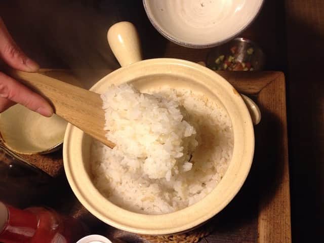 職人.comさんのインスタグラム写真 - (職人.comInstagram)「#松山陶工場 の #行平鍋 5号で、2合の #お米 を炊いてみました。返しが付いているので、最後の #米粒 まで簡単にすくえました。本当におすすめです。@shokunincom  #職人ドットコム #京都市 #手仕事 #暮らしの道具 #そうだ京都行こう #暮らしを楽しむ #京都旅行 #京都巡り #京都観光 #京都散策 #京都散歩 #モノづくり #ものづくり #工芸品 #民芸 #民藝 #民芸品 #手工芸 #伊賀焼 #伊賀焼き #土鍋」4月4日 21時21分 - shokunincom