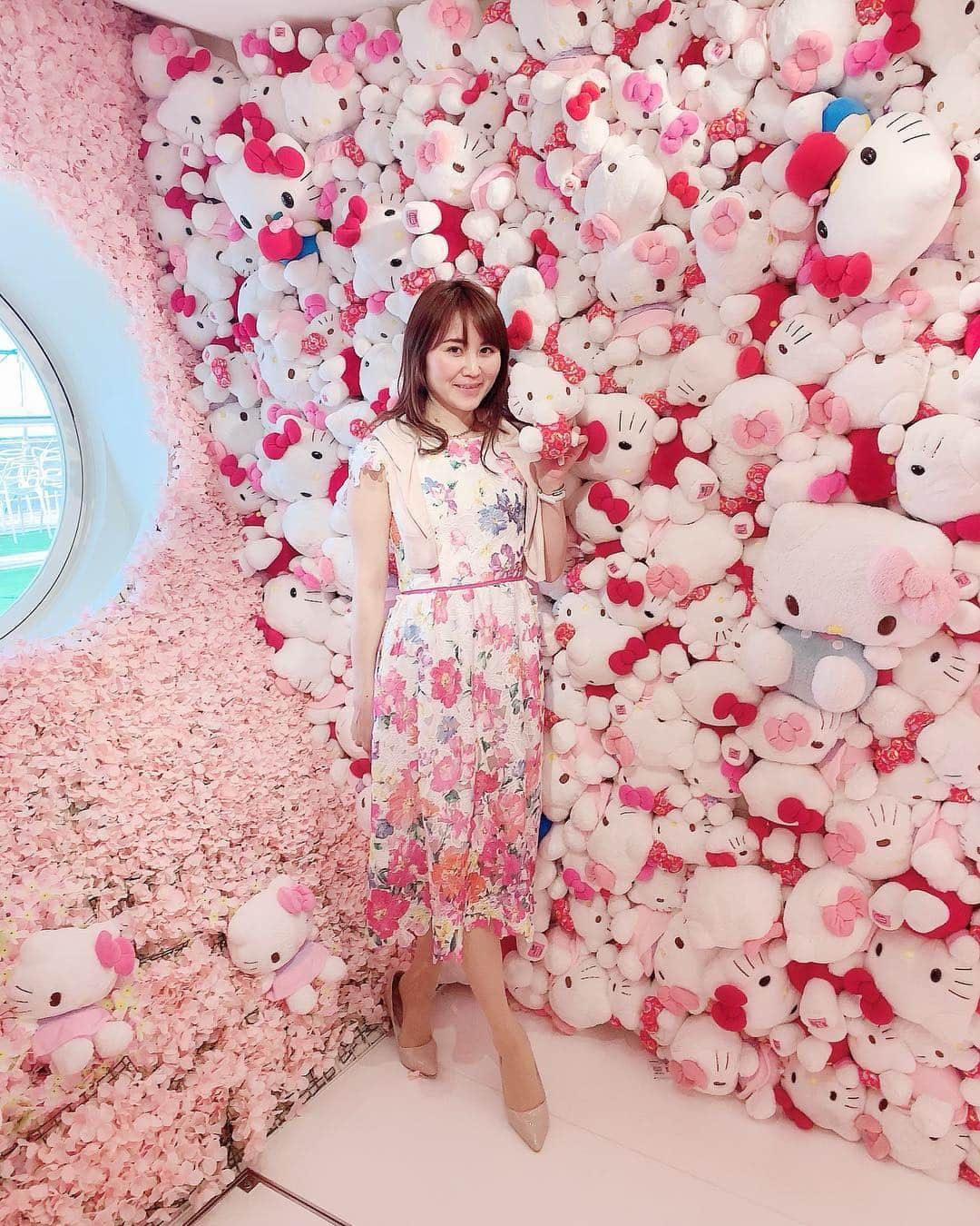 Miku Hirata 平田未来さんのインスタグラム写真 - (Miku Hirata 平田未来Instagram)「HELLO KITTY SMILE (@hellokittysmile.awaji )の、ギャラリー＆シアター💓2回目の投稿❤️ * 帰宅してから、YouTubeにも動画載せました💓 📍新横浜から〜淡路島までの行き方 https://youtu.be/rwXIeWEOBjs 📍ハローキティスマイルのアフタヌーンティーも☕️ https://youtu.be/EslLrY6qgv8 📍ニジゲンノモリ #クレヨンしんちゃんパーク  https://youtu.be/VXOFISbQy9I * * などなど☺️💓 まだまだ初心者ですが、更新していきます ←トップページから見れます💓 * * キティちゃんの#ベンツ とか、外には #bmwkitty もあって、こんなの乗りたい🚗って思うものばかり❣️ * 内装も、階段や壁にもキティ💓 行けなかったレストランやカフェもあるので、ほんとまた神戸や大阪旅行のときに行きたいです❣️ * * 詳細はHPをご覧ください💝 📍HELLO KITTY SMILE https://awaji-resort.com/hellokittysmile/‬ Adress ‪〒656-1721 兵庫県淡路市野島蟇浦985-1 　0799-70-9037‬ * * 📍HELLO KITTY SMILE　 ギャラリー＆シアター  営業時間：11：20～19：00（最終18：40） 　定休日：火曜日 入場料：大人　1,500円（税込） 　子供　750円（税込） * * #岩屋港 から、シャトルバス出てます🚌😉💓 * * #hellokittysmile #hellokitty #ハローキティスマイル #ハローキティスマイルレストラン #ハローキティカフェ #キティーちゃん #キティカフェ #キティ活  #ハローキティコラボ #淡路島カフェ巡り  #awajishima #子連れ旅行記 #淡路島観光 #可愛いスポット #アフタヌーンティー巡り  #ピンクスポット #chesty #チェスティワンピース #チェスティコーデ #男の子ママコーデ #youtubevideos #newyoutubers #いいね返し」4月4日 21時32分 - miku.hirata