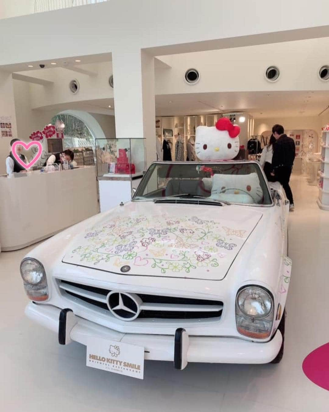 Miku Hirata 平田未来さんのインスタグラム写真 - (Miku Hirata 平田未来Instagram)「HELLO KITTY SMILE (@hellokittysmile.awaji )の、ギャラリー＆シアター💓2回目の投稿❤️ * 帰宅してから、YouTubeにも動画載せました💓 📍新横浜から〜淡路島までの行き方 https://youtu.be/rwXIeWEOBjs 📍ハローキティスマイルのアフタヌーンティーも☕️ https://youtu.be/EslLrY6qgv8 📍ニジゲンノモリ #クレヨンしんちゃんパーク  https://youtu.be/VXOFISbQy9I * * などなど☺️💓 まだまだ初心者ですが、更新していきます ←トップページから見れます💓 * * キティちゃんの#ベンツ とか、外には #bmwkitty もあって、こんなの乗りたい🚗って思うものばかり❣️ * 内装も、階段や壁にもキティ💓 行けなかったレストランやカフェもあるので、ほんとまた神戸や大阪旅行のときに行きたいです❣️ * * 詳細はHPをご覧ください💝 📍HELLO KITTY SMILE https://awaji-resort.com/hellokittysmile/‬ Adress ‪〒656-1721 兵庫県淡路市野島蟇浦985-1 　0799-70-9037‬ * * 📍HELLO KITTY SMILE　 ギャラリー＆シアター  営業時間：11：20～19：00（最終18：40） 　定休日：火曜日 入場料：大人　1,500円（税込） 　子供　750円（税込） * * #岩屋港 から、シャトルバス出てます🚌😉💓 * * #hellokittysmile #hellokitty #ハローキティスマイル #ハローキティスマイルレストラン #ハローキティカフェ #キティーちゃん #キティカフェ #キティ活  #ハローキティコラボ #淡路島カフェ巡り  #awajishima #子連れ旅行記 #淡路島観光 #可愛いスポット #アフタヌーンティー巡り  #ピンクスポット #chesty #チェスティワンピース #チェスティコーデ #男の子ママコーデ #youtubevideos #newyoutubers #いいね返し」4月4日 21時32分 - miku.hirata