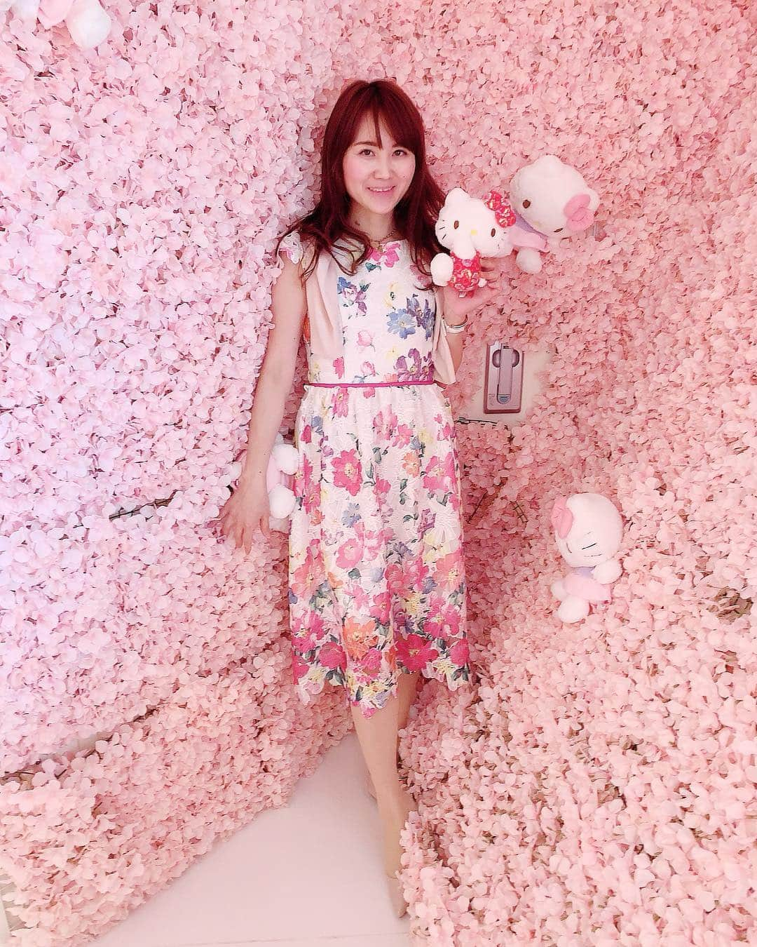 Miku Hirata 平田未来さんのインスタグラム写真 - (Miku Hirata 平田未来Instagram)「HELLO KITTY SMILE (@hellokittysmile.awaji )の、ギャラリー＆シアター💓2回目の投稿❤️ * 帰宅してから、YouTubeにも動画載せました💓 📍新横浜から〜淡路島までの行き方 https://youtu.be/rwXIeWEOBjs 📍ハローキティスマイルのアフタヌーンティーも☕️ https://youtu.be/EslLrY6qgv8 📍ニジゲンノモリ #クレヨンしんちゃんパーク  https://youtu.be/VXOFISbQy9I * * などなど☺️💓 まだまだ初心者ですが、更新していきます ←トップページから見れます💓 * * キティちゃんの#ベンツ とか、外には #bmwkitty もあって、こんなの乗りたい🚗って思うものばかり❣️ * 内装も、階段や壁にもキティ💓 行けなかったレストランやカフェもあるので、ほんとまた神戸や大阪旅行のときに行きたいです❣️ * * 詳細はHPをご覧ください💝 📍HELLO KITTY SMILE https://awaji-resort.com/hellokittysmile/‬ Adress ‪〒656-1721 兵庫県淡路市野島蟇浦985-1 　0799-70-9037‬ * * 📍HELLO KITTY SMILE　 ギャラリー＆シアター  営業時間：11：20～19：00（最終18：40） 　定休日：火曜日 入場料：大人　1,500円（税込） 　子供　750円（税込） * * #岩屋港 から、シャトルバス出てます🚌😉💓 * * #hellokittysmile #hellokitty #ハローキティスマイル #ハローキティスマイルレストラン #ハローキティカフェ #キティーちゃん #キティカフェ #キティ活  #ハローキティコラボ #淡路島カフェ巡り  #awajishima #子連れ旅行記 #淡路島観光 #可愛いスポット #アフタヌーンティー巡り  #ピンクスポット #chesty #チェスティワンピース #チェスティコーデ #男の子ママコーデ #youtubevideos #newyoutubers #いいね返し」4月4日 21時32分 - miku.hirata