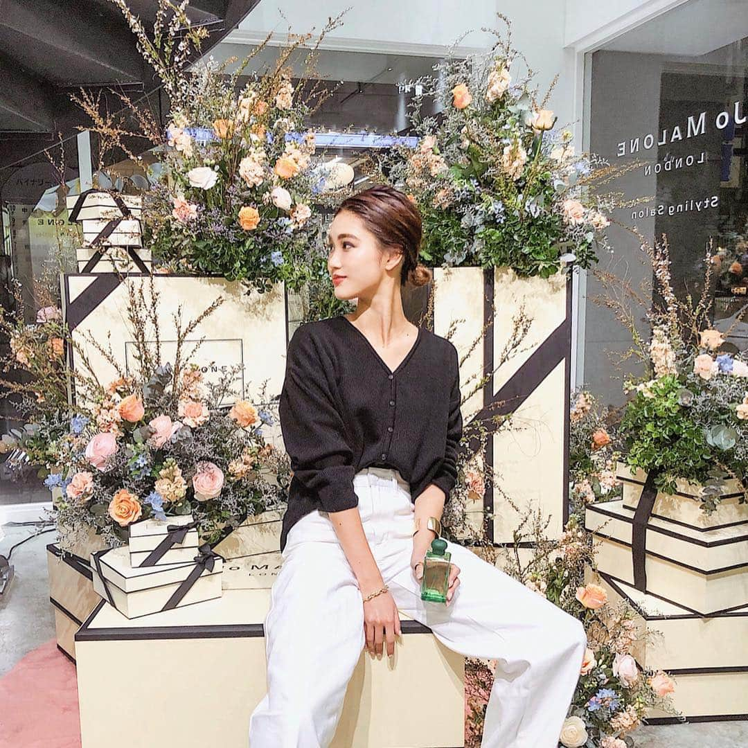 影山可蓮さんのインスタグラム写真 - (影山可蓮Instagram)「・ ・ 💐💐💐 #JoMaloneLondon #BrilliantBlossoms ・ ・ @jomalonelondon の レセプションイベントへ 先程行ってきました〜🌼 ・ ・ 可愛いお花だらけっ💐 ・ ・ 大人なすっきりとした香りが特徴的な新しいブロッサムズの4種🌼 わたしはグリーンが一番お気に入りでした🌿 ・ ・ 明日4/5から販売とのこと！是非試してみてください〜✨ ・ ・ #ジョーマローンロンドン #pr  #makeup #makeuplover #makeuplove #コスメ #メイク  #instacosmetics #cosmetics #instabeauty」4月4日 21時24分 - karenoutfits