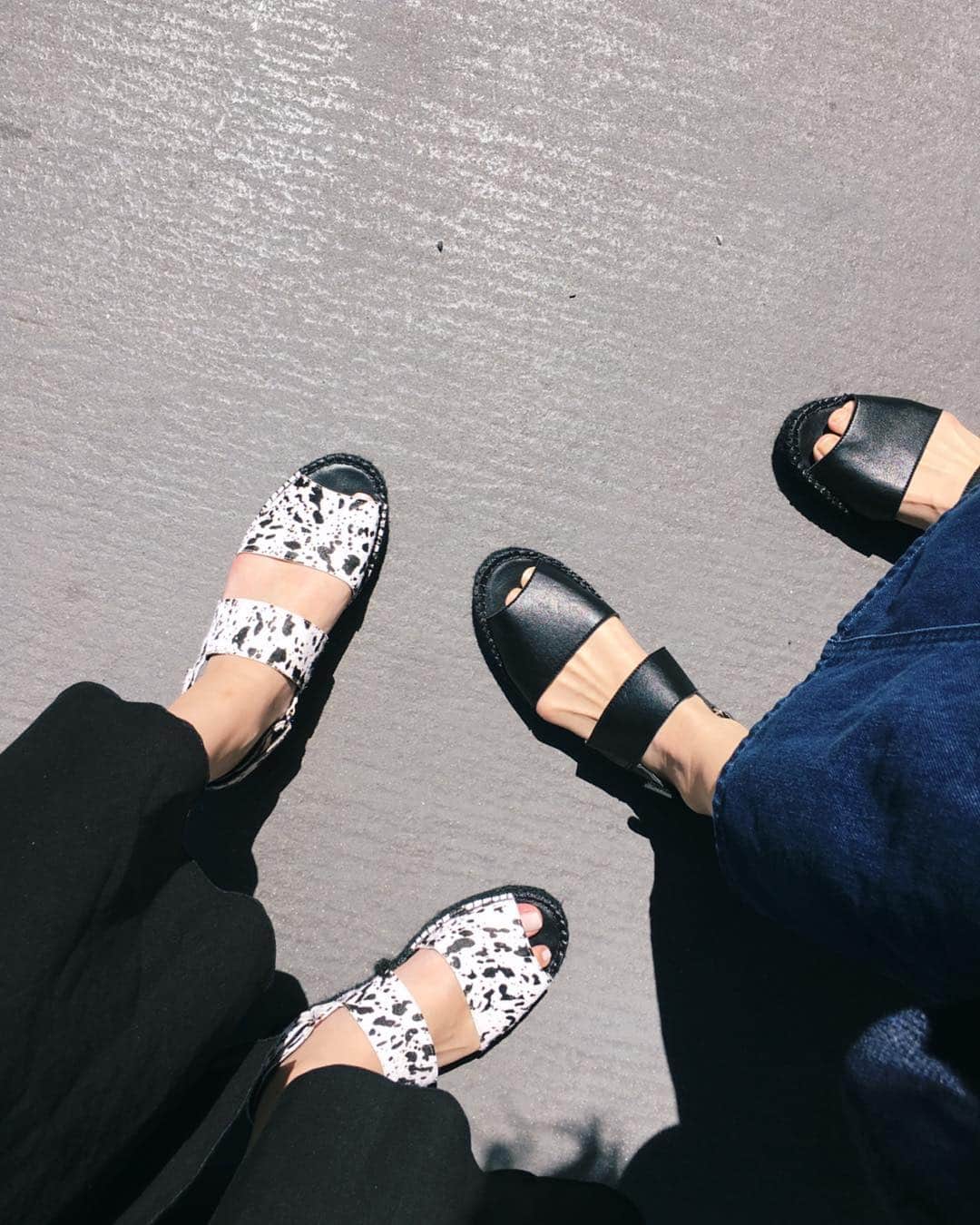 Shiho Sasakiのインスタグラム：「今日はポカポカでいい天気だったな☀️ サンダルは来週発売の楽しみにしてるやつ👡 またまたイチ推しのcow柄登場🐄✌️ #MOUSSY#MOUSSYSNAP」