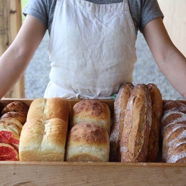 TODAY'S SPECIALさんのインスタグラム写真 - (TODAY'S SPECIALInstagram)「<MARKET> . 今週も各地からおいしいパンや焼き菓子が届きます。 週末のおでかけに、ぜひお立ち寄りください。 . ■Kobe かまパン＆ストア パンの販売 4月5日（金） . ■Jiyugaoka soil by houtou bakeryパンの販売  4月6日（土） 11:00～ . . ■Kobe horta 焼き菓子の販売  4月6日 （土） . ■Kobe WOLD PASTRIES 焼き菓子の販売  4月6日 （土） . . ■Kyoto  La petite mame　焼き菓子の販売 4月7日（日） 12:00～ . . ■Kobe  一粒万倍グラノーラ グラノーラの販売 4月7日 （日） 12:00～ . . . 詳細はWEBサイトをご覧ください。 →@cibone_ts . #todaysspecial #トゥデイズスペシャル #京都bal #神戸bal . @food_hub_project @soil @woldpastries @la_petite_mame @ichiryumanbai_granola」4月4日 21時26分 - cibone_ts