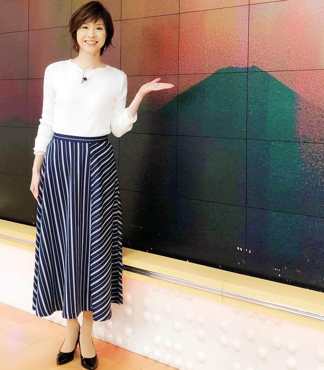 今村涼子さんのインスタグラム写真 - (今村涼子Instagram)「富士山のシルエットとともに #衣装 トップス #anniplus スカート  #jferry ピアス #objetsayoko #633天気#スーパーjチャンネル  530天気」4月4日 21時26分 - ryoko.imamu