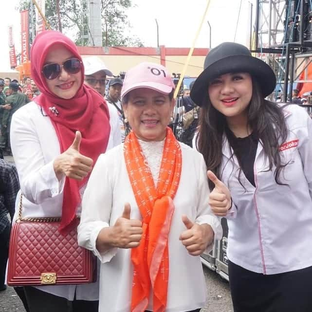 Vicky Shuさんのインスタグラム写真 - (Vicky ShuInstagram)「Pagi tadi di Purwokerto. Terimakasih Ibu Iriana, ibu negara tersayang atas kebaikannya. Sehat dan berbahagia selalu ibu. Mbakyuuu aku tadi ketemu ibuu @ayanggkahiyang  Ingat salam damai untuk semua, berbeda pilihan itu Indah. Semua berhak untuk memilih berdasarkan keyakinan hati masing masing. Jadii ayoo semua gunakan hak pilih dan selalu akur hehe.」4月4日 21時27分 - vickyshu