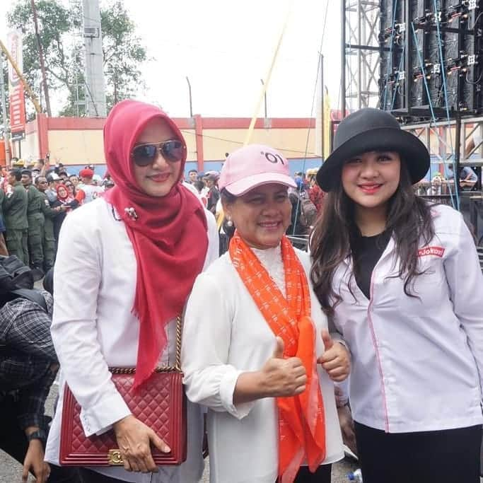 Vicky Shuさんのインスタグラム写真 - (Vicky ShuInstagram)「Pagi tadi di Purwokerto. Terimakasih Ibu Iriana, ibu negara tersayang atas kebaikannya. Sehat dan berbahagia selalu ibu. Mbakyuuu aku tadi ketemu ibuu @ayanggkahiyang  Ingat salam damai untuk semua, berbeda pilihan itu Indah. Semua berhak untuk memilih berdasarkan keyakinan hati masing masing. Jadii ayoo semua gunakan hak pilih dan selalu akur hehe.」4月4日 21時27分 - vickyshu