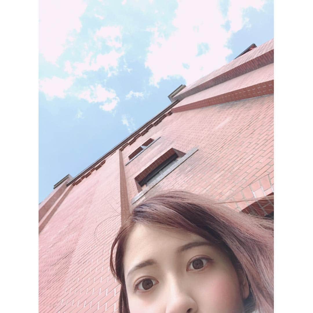 のインスタグラム：「. . 私と赤レンガ倉庫。 . 有名な横浜の赤レンガ倉庫に行ったけど ここ一人でくる場所じゃない、、、 私は一人で楽しめなかった、、、 大さん橋いいよってみなさんに おススメしていただきましたが あれ、夜景スポットですやん、、、 昼間行った私、、、 オシャレすぎて私にはまだ早い場所でした、、、 . #それでも良いところ #横浜 #みなとみらい #赤レンガ倉庫 #今度はチキンラーメン作りに行きたい」