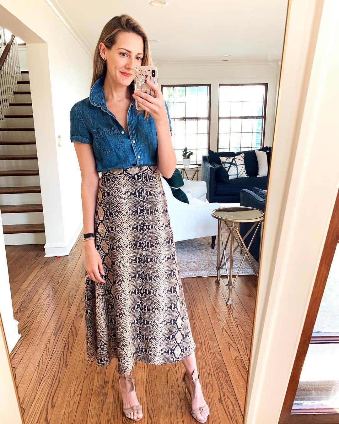 Anna Jane Wisniewskiさんのインスタグラム写真 - (Anna Jane WisniewskiInstagram)「The most requested item for the #shopyourclosetseries was far and away the chambray shirt. I myself hadn’t worn mine in awhile so it was a fun, little challenge. You know you have a chambray shirt in your closet that’s dying to come out—tag me and show me how you’re wearing it! Oh..and which look is your favorite? http://liketk.it/2AVca #liketkit @liketoknow.it #LTKunder50 #chambrayshirt #midiskirt #mirrorselfie #chicagoblogger」4月4日 21時30分 - seeannajane