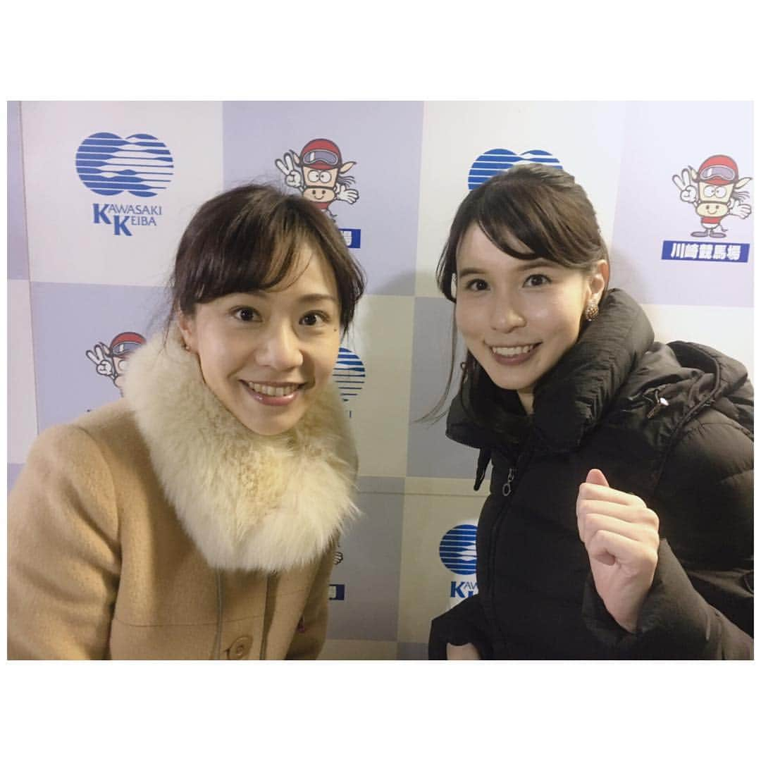 芦崎愛さんのインスタグラム写真 - (芦崎愛Instagram)「昨日のクラウンカップ、寒い中インタビュー待機中の梢さんとトークショーの緊張から解放され、ただただ競馬を楽しむ芦崎😊 今日は後半キャスターを担当しました！新しいキャスターさんも入るので4月はシフトがひたすら後半です... #愚痴じゃないよ #がんばるよ 笑 #競馬 #レース #ナイター #川崎競馬場 #競馬中継 #クラウンカップ #ホールドユアハンド #馬券 #ありがとうございます」4月4日 21時34分 - mana_ashizaki