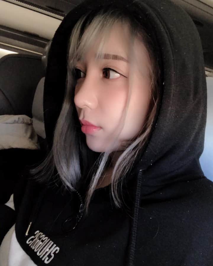 千尋のインスタグラム：「CHIHIRO birthday celebration X FB livestream Livestream Q&A and Birthday greeting gathering  Time 4/7 22:00  First time livestream in my birthday Hope everyone can join my birthday celebration! Everyone who fill the questionnaire will receive a small gift ! And the questions will be chosen to answer in April 7th.  4/7 22:00 see you on livestream!! Will in casual wearing! 到武漢活動的千寶寶飛機照😝 千尋4/7生日慶祝xFB直播活動 直撥問答&生日賀語募集中 👉https://forms.gle/j1Htaja6Fz3cqTxy9  第一次在生日直播呀啊啊😝 希望大家可以陪千尋慶祝破蛋日 有填寫問卷的千尋會寄送回饋小禮送給大家😚😚😚並會在7號直播當天挑選大家的問題來回答❤️ 4/7 晚上22:00不見不散  會是以平常的千尋姿態出沒（？」