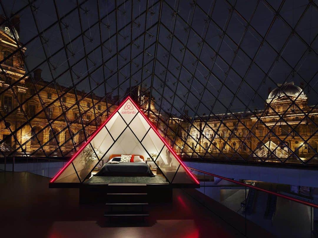 Vogue Parisさんのインスタグラム写真 - (Vogue ParisInstagram)「Spend a night inside the Louvre Pyramid: to celebrate the 30th anniversary of the iconic glass structure, the museum has joined forces with AirBnB to give someone the night of their life. Starting as sun sets with a private tour, the winner of the competition will have an aperitif with the Mona Lisa before dining with the Venus de Milo and ending the night in the bedroom specially-built by AirBnB just for them. For more details, head to Vogue.fr #Louvre #LouvrePyramid」4月4日 21時37分 - voguefrance