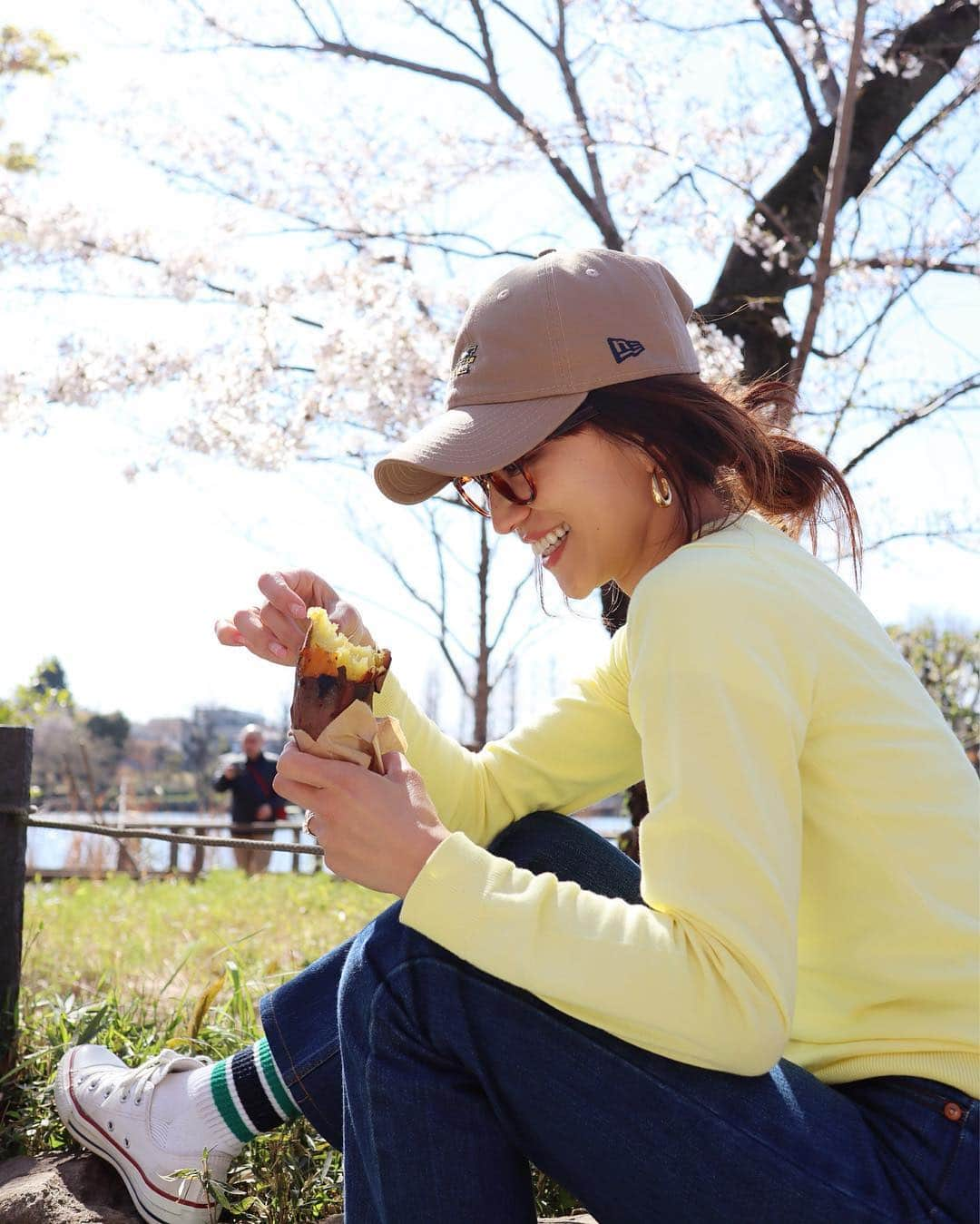 二宮こずえさんのインスタグラム写真 - (二宮こずえInstagram)「. . あたしは毎年 子どもたちと桜は見に行くものの ゆっくり場所をとって お花見なんてのは あまりしてこなかった . なぜなら お花見している場所には たくさんの鳩が 食べこぼしを求めて やってくるから . 今年は子どもたちだけシート あたしはいつでも 逃げられる体制 のんびりお花見なんて してられない でも焼き芋は食べます . . カーディガン @uniqlo @uniqlo_ginza  デニム @tomorrowland_jp  キャップ @newerajapan @neweracap  靴 @converse  ピアス @saltyave  メガネ  雑貨屋 焼き芋  紅はるか . .」4月4日 21時37分 - cozue_n