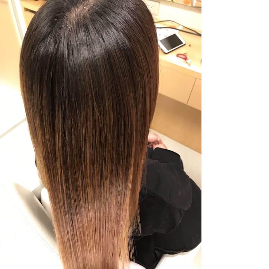 ena..*加藤 恵梨奈さんのインスタグラム写真 - (ena..*加藤 恵梨奈Instagram)「#beauty * . . 美髪チャージってゆー トリートメントしに 行ってきたよ💆🏼‍♀️💗 担当してくれたのは @junki1125 👱🏻‍♂️← . 毎日のアイロンで毛先とか痛みすぎてたけど 美髪チャージすることによって 失われたものが復活した！！ 仕上がりに感動したよ○ 普通のトリートメントとまた違うみたい❤ みんなも美髪チャージしにいくべし👌🏼 . . ●Ar and e.m.a アール アンド イーエムエー 愛知県名古屋市中区栄3-12-19 . . . #美髪チャージ #トリートメント #潤い #ツルツル #美容室 #サロン #salon #salonmode #freemodel #freelancemodel #mama #mamamoo #mamagirl #インスタグラマー #インフルエンサー #ena_pi」4月4日 21時41分 - e_n_a_p_i