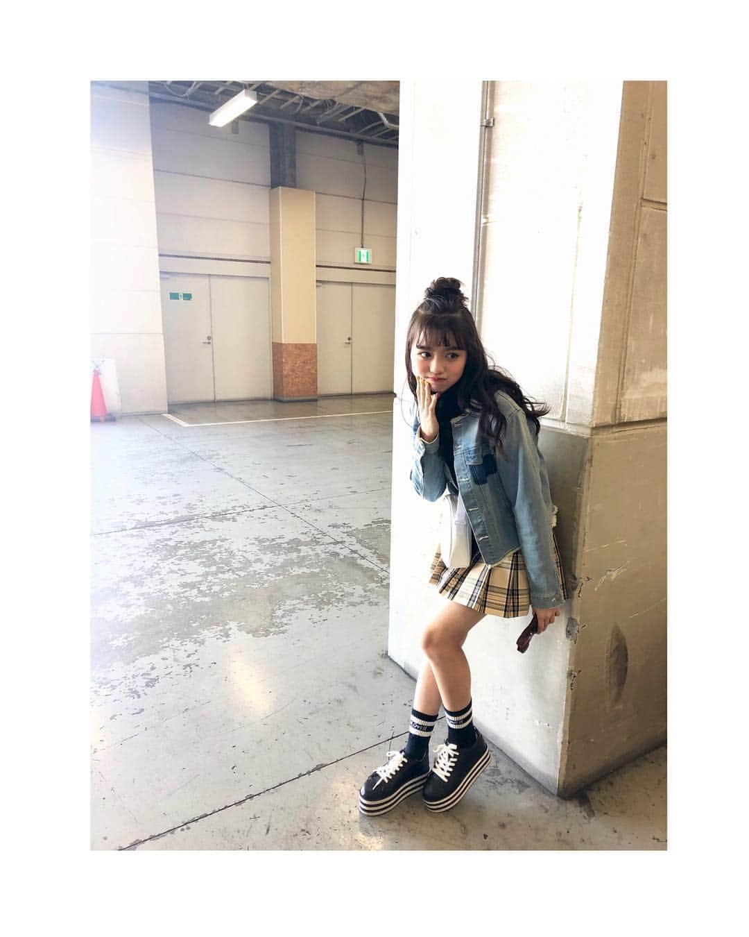ニコ☆プチのインスタグラム：「💛 あべちゃんの私服☺︎ 💜 💜 outer & socks @byloveit_official  tops  @bershkacollection  skirt & bag & shoes @wego_official 💛 💛 ハルカルアウターなGジャンが大活やく🌸 #ちなみにこれはココハの好きな髪型 #阿部ここは」