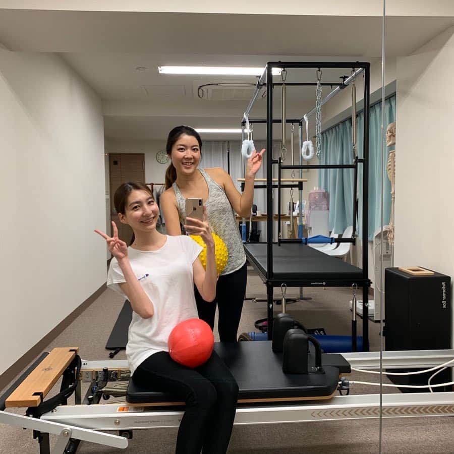 吉田怜菜さんのインスタグラム写真 - (吉田怜菜Instagram)「. . 青山にある本場NY流のピラティスレッスンを 受けてきたよ！ . 初めてのピラティス 😳🌸 . プライベートレッスンだから 分からないことは先生にすぐ聞いて 丁寧に教えていただけました ✨ . マシンを使ってじわじわと 筋肉に負荷をかけることが出来たから 今日はいい感じに筋肉痛です ☺️ . きいて欲しかった所が しっかり筋肉痛になってくれたから 嬉しい筋肉痛です 💓 . 久しぶりに自分の体と向き合えたよ！ . 運動不足だったのを感じたから 今日も腹筋やストレッチをしてから 寝ることにします 😭✨ . . . #ピラティス #プライベートレッスン #プライベートピラティス #姿勢改善ピラティス #美body女子 #美しさは姿勢から」4月4日 21時45分 - yoshida_reina_