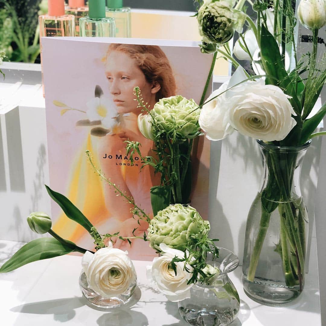 大橋菜央さんのインスタグラム写真 - (大橋菜央Instagram)「Jo Malone London limited edition scents will appear tomorrow🏵 . . . @jomalonelondon から4/5に発売される ブロッサムズ😚🌸🌼 . . Miaとお邪魔したレセプションは 春らしい爽やかで甘い香りと 生花いっぱいのデコレーションが素敵だった😻❣️ ▶︎▶︎▶︎🧒🏻 . . . . #jomalone #jomalonelondon #blossoms #cologne #frangipani #asianflowers #springflowers #perfume #ジョーマローン #ブロッサムズ #フランジパニ #コロン #春の香り #naoliving_cosme #miababyliving #pr」4月4日 21時57分 - naoliving