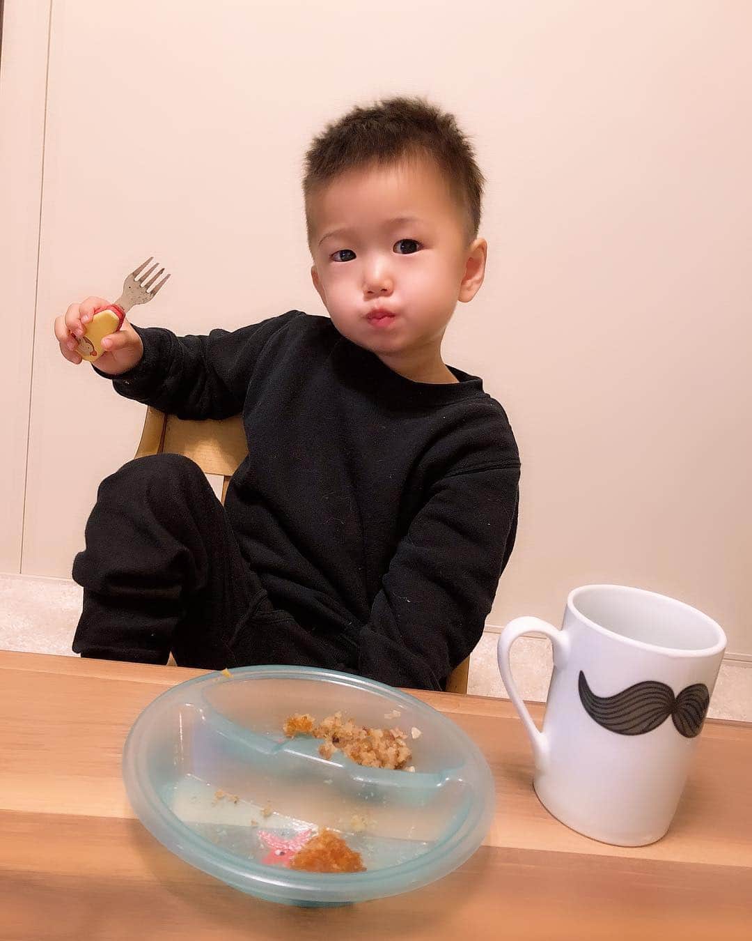 鈴木亜美さんのインスタグラム写真 - (鈴木亜美Instagram)「いっぱい食べるし、いっぱい話すし、いっぱい笑う🚘🛵🚃🚅 いいことだぁ❤️ #2歳 #春 #大きくなるよ #ママ」4月4日 21時57分 - amiamisuzuki