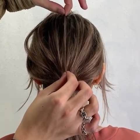 のインスタグラム：「✔style by @taiki0726 【 #ALBUM動画_アレンジ_ロング 】 ↑別パターンはこちら↑ . cut + color ¥3,500~ double color ¥8,000~ treatment ¥2,000~ etc... ※店舗により料金が異なります。 . . 永久保存版✨ . ポニーテールの絶対失敗しないほぐし方✨ わかりやすくゆっくりやってます🙆‍♂️ . . こちらのスタイルは 原宿店の桑原 大貴（ @taiki0726 ） が担当いたしました！ . 何かご不明点がございましたら お気軽にコメントください。 . 担当スタイリストからも コメントいたします！ . ALBUM（ @album_hair ） . . 【お問い合わせ先】 ALBUM OFFICE TEL / ‪03-6712-5547‬ FAX / ‪03-6712-5548‬ MAIL / info@album-hair.com . . . #ロング #ロングヘア #セミロング #美容室 #ヘア #ヘアセット #カラー #ハイライト #グレージュ #外国人風カラー #ハイライトカラー #ヘアアレンジ #アレンジ #ポニーテール #外国人風 #美容師 #髮型 #髮型師 #髮型設計#攝影 #染髮 #发型 #護髮 #日系髮型#ทรงผม #헤어 #염색 #단발머리 #haircolor」