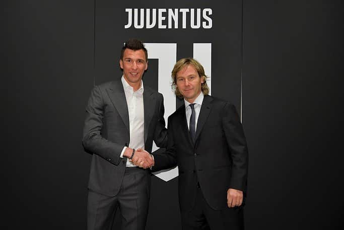 マリオ・マンジュキッチさんのインスタグラム写真 - (マリオ・マンジュキッチInstagram)「Sono molto contento di annunciare di aver rinnovato il mio contratto con la @Juventus fino al 2021 ✍🏻 È un grande onore giocare per questo club fantastico che si prende davvero cura dei suoi giocatori e lottare con i miei compagni di squadra per i nostri tifosi! Sono grato ai dirigenti, guidati dal presidente Andrea Agnelli, e allo staff tecnico, guidato al mister Massimiliano Allegri, per il loro rispetto e la loro fiducia che fondano questo rinnovo. Come sempre, ricompenserò la fiducia dando il massimo ogni volta che scenderò in campo con la nostra maglia #bianconera ⚪️⚫️ I am very happy to announce that I have signed a new contract with @juventus until 2021 ✍🏼 It is a big honour to play for this amazing club that really cares about its players and fight with my great teammates for our brilliant supporters! I am grateful to the club management led by chairman Andrea Agnelli and the coaching staff led by Massimiliano Allegri for their respect and trust which set up this agreement. As always, I'll reward that faith by giving my maximum effort every time I step on the pitch in our famous #bianconeri jersey ⚪⚫ Forza Juve! 💪🏼 #finoallafine #proud #neverstop #stepbystep #mm17🌪」4月4日 21時51分 - mariomandzukic