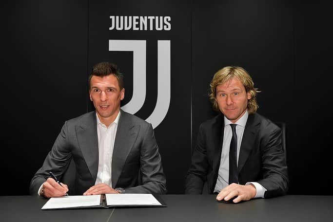 マリオ・マンジュキッチさんのインスタグラム写真 - (マリオ・マンジュキッチInstagram)「Sono molto contento di annunciare di aver rinnovato il mio contratto con la @Juventus fino al 2021 ✍🏻 È un grande onore giocare per questo club fantastico che si prende davvero cura dei suoi giocatori e lottare con i miei compagni di squadra per i nostri tifosi! Sono grato ai dirigenti, guidati dal presidente Andrea Agnelli, e allo staff tecnico, guidato al mister Massimiliano Allegri, per il loro rispetto e la loro fiducia che fondano questo rinnovo. Come sempre, ricompenserò la fiducia dando il massimo ogni volta che scenderò in campo con la nostra maglia #bianconera ⚪️⚫️ I am very happy to announce that I have signed a new contract with @juventus until 2021 ✍🏼 It is a big honour to play for this amazing club that really cares about its players and fight with my great teammates for our brilliant supporters! I am grateful to the club management led by chairman Andrea Agnelli and the coaching staff led by Massimiliano Allegri for their respect and trust which set up this agreement. As always, I'll reward that faith by giving my maximum effort every time I step on the pitch in our famous #bianconeri jersey ⚪⚫ Forza Juve! 💪🏼 #finoallafine #proud #neverstop #stepbystep #mm17🌪」4月4日 21時51分 - mariomandzukic