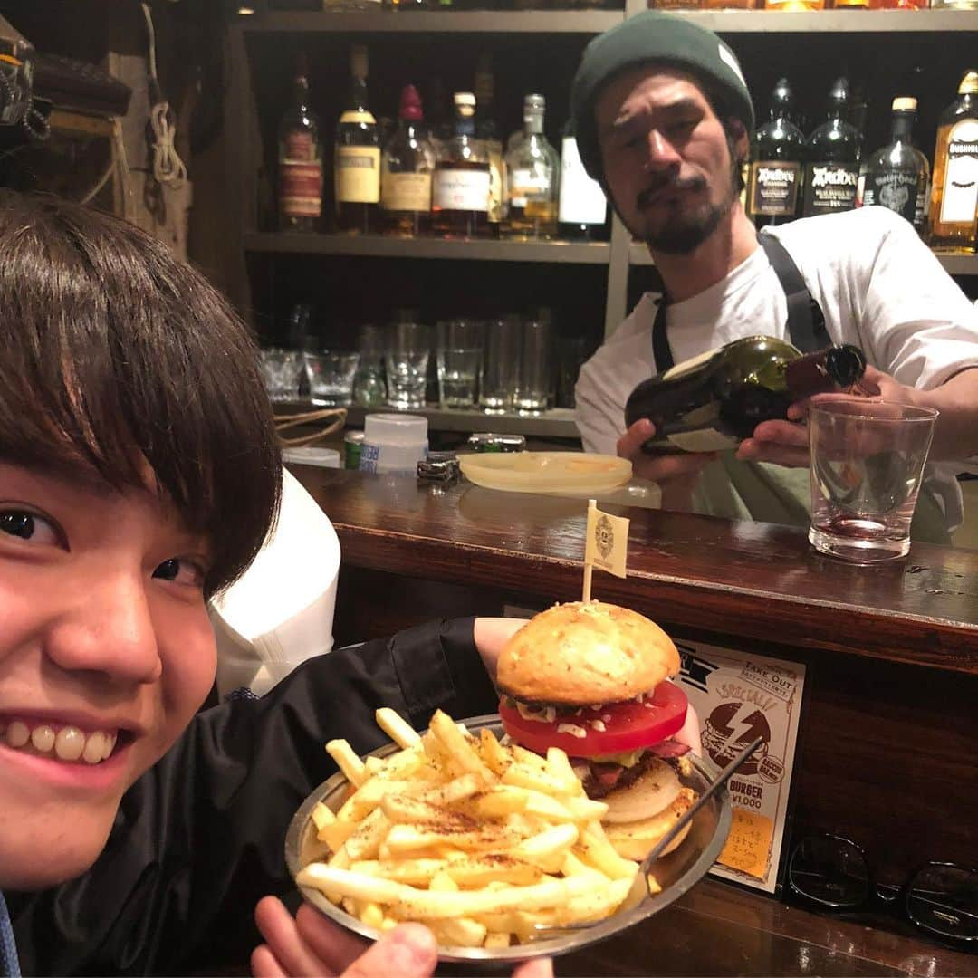 松田岳二さんのインスタグラム写真 - (松田岳二Instagram)「高校生になるヤツと男飯。3択から選ばせたのだが大好きなHEY SMITHのカナスさんがいて、ラコスバーにして良かった！と言っている。」4月4日 21時52分 - cbsmgrfc