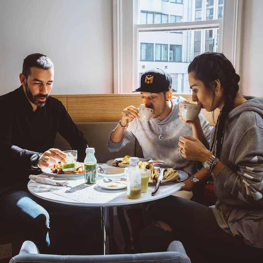 メスト・エジルさんのインスタグラム写真 - (メスト・エジルInstagram)「Afternoon brunch in the new @39stepscoffeehaus Knightsbridge 🥤🍓🍊 @robert_pires07 @gulseamine #M1Ö #39rooftop #London」4月4日 21時52分 - m10_official