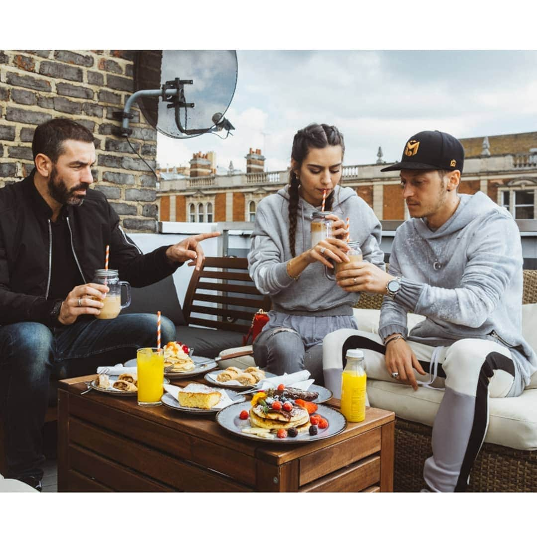 メスト・エジルさんのインスタグラム写真 - (メスト・エジルInstagram)「Afternoon brunch in the new @39stepscoffeehaus Knightsbridge 🥤🍓🍊 @robert_pires07 @gulseamine #M1Ö #39rooftop #London」4月4日 21時52分 - m10_official