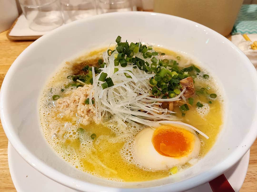 つけMen野郎さんのインスタグラム写真 - (つけMen野郎Instagram)「＿＿＿＿＿＿＿＿＿＿＿＿＿＿＿＿＿ 🍜：純とりそば 🏠：らーめん天神下大喜(二長町) ￣￣￣￣￣￣￣￣￣￣￣￣￣￣￣￣￣ 【歴史を知るひととき】 何においても1週間のうちに3回ってそうは無いかも。そんな事が起きる二長町。券売機の純とりが妙に神々しくて思わずpushからの… . ちゃっくどぉ〜ん！！ . こんなにも黄色みがかってたっけな。うは〜、鶏が満員御礼。そこにこの細麺ですもの、おいしいため息が溢れますとも。 店の立地も変われば中の景色も変わる。けど中の人(厨房も客席も)が20年という歳月で根底が変わらないのは凄まじいことだなぁと。助手さんや自分のような新参が加わって歴史を重ねていく。」4月4日 21時53分 - bokurarri