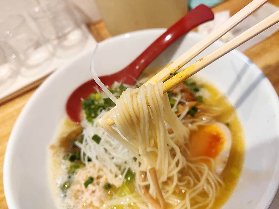 つけMen野郎さんのインスタグラム写真 - (つけMen野郎Instagram)「＿＿＿＿＿＿＿＿＿＿＿＿＿＿＿＿＿ 🍜：純とりそば 🏠：らーめん天神下大喜(二長町) ￣￣￣￣￣￣￣￣￣￣￣￣￣￣￣￣￣ 【歴史を知るひととき】 何においても1週間のうちに3回ってそうは無いかも。そんな事が起きる二長町。券売機の純とりが妙に神々しくて思わずpushからの… . ちゃっくどぉ〜ん！！ . こんなにも黄色みがかってたっけな。うは〜、鶏が満員御礼。そこにこの細麺ですもの、おいしいため息が溢れますとも。 店の立地も変われば中の景色も変わる。けど中の人(厨房も客席も)が20年という歳月で根底が変わらないのは凄まじいことだなぁと。助手さんや自分のような新参が加わって歴史を重ねていく。」4月4日 21時53分 - bokurarri