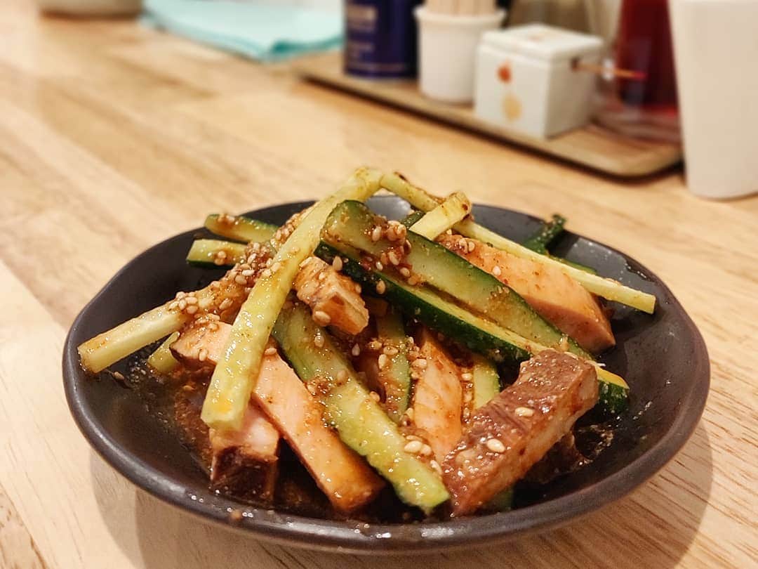 つけMen野郎さんのインスタグラム写真 - (つけMen野郎Instagram)「＿＿＿＿＿＿＿＿＿＿＿＿＿＿＿＿＿ 🍜：純とりそば 🏠：らーめん天神下大喜(二長町) ￣￣￣￣￣￣￣￣￣￣￣￣￣￣￣￣￣ 【歴史を知るひととき】 何においても1週間のうちに3回ってそうは無いかも。そんな事が起きる二長町。券売機の純とりが妙に神々しくて思わずpushからの… . ちゃっくどぉ〜ん！！ . こんなにも黄色みがかってたっけな。うは〜、鶏が満員御礼。そこにこの細麺ですもの、おいしいため息が溢れますとも。 店の立地も変われば中の景色も変わる。けど中の人(厨房も客席も)が20年という歳月で根底が変わらないのは凄まじいことだなぁと。助手さんや自分のような新参が加わって歴史を重ねていく。」4月4日 21時53分 - bokurarri