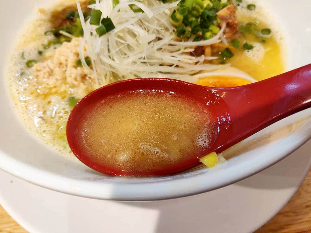 つけMen野郎さんのインスタグラム写真 - (つけMen野郎Instagram)「＿＿＿＿＿＿＿＿＿＿＿＿＿＿＿＿＿ 🍜：純とりそば 🏠：らーめん天神下大喜(二長町) ￣￣￣￣￣￣￣￣￣￣￣￣￣￣￣￣￣ 【歴史を知るひととき】 何においても1週間のうちに3回ってそうは無いかも。そんな事が起きる二長町。券売機の純とりが妙に神々しくて思わずpushからの… . ちゃっくどぉ〜ん！！ . こんなにも黄色みがかってたっけな。うは〜、鶏が満員御礼。そこにこの細麺ですもの、おいしいため息が溢れますとも。 店の立地も変われば中の景色も変わる。けど中の人(厨房も客席も)が20年という歳月で根底が変わらないのは凄まじいことだなぁと。助手さんや自分のような新参が加わって歴史を重ねていく。」4月4日 21時53分 - bokurarri