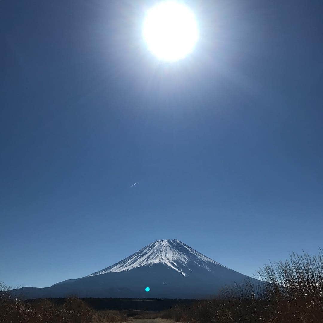 知念美加子さんのインスタグラム写真 - (知念美加子Instagram)「嘘みたいな写真🏔 ・ ・ ・ こんなに大きく綺麗に見えたの初めて！ 圧巻！！ 無意識に日本人だと意識した。 ・ ・ ・ #japan #日本 #nippon #mtfuji  #富士山 #shooting #でも富士山は映らないように笑」4月4日 21時53分 - chinenmikako