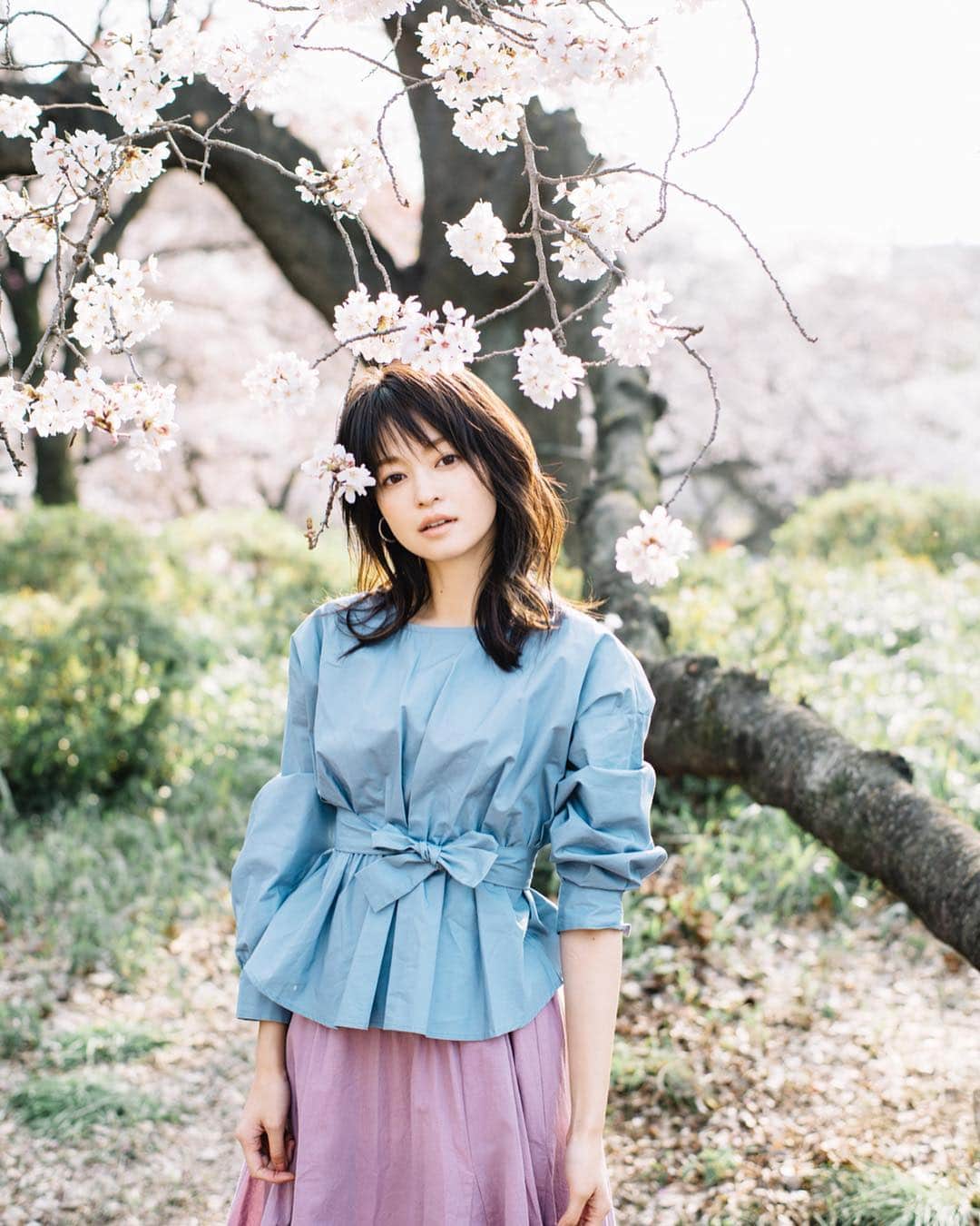 のインスタグラム：「. 気がつけば 過ぎて行ってしまう時間を 捕まえておきました 春爛漫 🌸 #桜 #桜満開 #さくら #春 #spring #springfashion #cherryblossom #japan #japanese #season #photo #사진 #봄 #일본여행 #일본」
