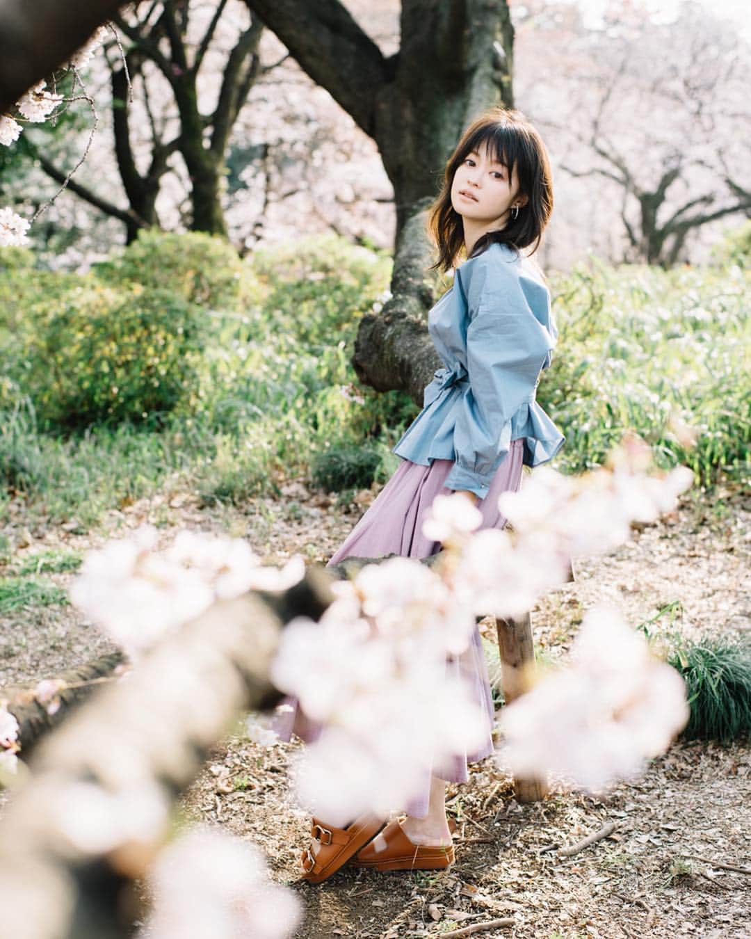 のインスタグラム：「. 実は お花見よりも 桜餅派 🌸🍡 #桜 #桜満開 #さくら #春 #spring #springfashion #cherryblossom #japan #japanese #season #photo #사진 #봄 #일본여행 #일본」