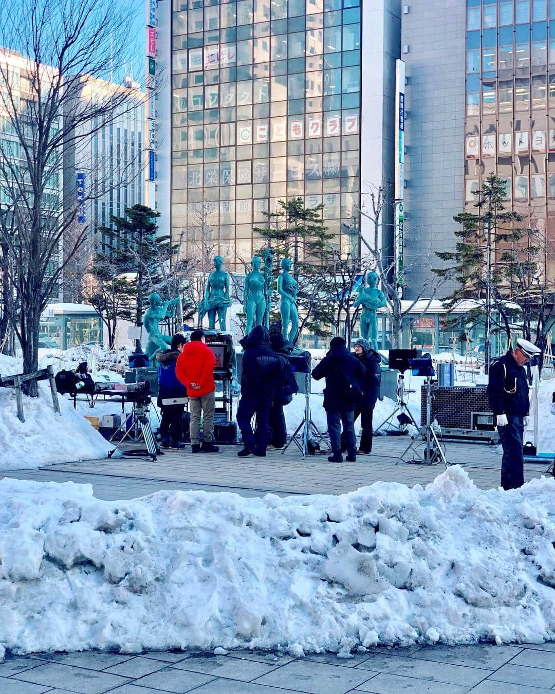 真衣ひなのさんのインスタグラム写真 - (真衣ひなのInstagram)「. "仕事で２度目 人生で４度目の札幌" 寒空の下の生放送も馬のどさんこくん(×ロバ) と共に乗り越えられました❤︎ 🍛#ヒリヒリ2号 再訪。5辛。まだいける。笑(最高6辛) 🍣店名忘れましたがイカのルイベに舌鼓。 . 札幌に来たら絶対食べるべきと思ったのは ✔️ @rokkatei.official  #マルセイアイスサンド 至福の味😭❤️バターサンドのアイス版で、 北海道のお菓子って物産展で手に入るけど これは、本店でしか食べられないんだって‼︎ 他にもここだけスイーツ2種類食べました。 ✔️ @megmilk.snowbrand  #スノーロイヤル 初めて食べた時、感動で震えた逸品✨ . #極上のおデザに #ほっぺた無くなったかと思った #スープカレーの美味しさは #札幌が教えてくれた #今は我が胃の中🙏 #ひなの全国出張 -札幌- 🔺 これまでの出張記録(載せていない所もある😓) １年で40都道府県を回る出張 最終回 40/47 85%達成 ありがとうございました。」4月4日 21時54分 - hinano_mai