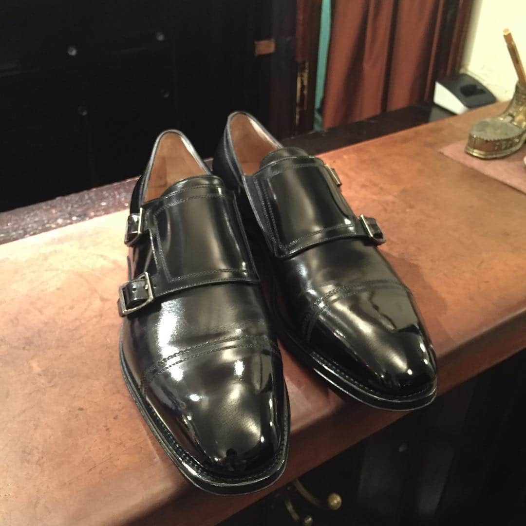 Yuya Hasegawaさんのインスタグラム写真 - (Yuya HasegawaInstagram)「@ferragamo  運転手付きのお客様、ほぼ歩かない方なので履きシワぎりっぎりまで光らせてます。お客様のライフスタイルをふまえてomonbakaru靴磨きを提供します。 #忖度 #ではなく #パーソナルな靴磨き #shoeshine #brifth #靴磨き #salvatoreferragamo #追い艶」4月4日 21時55分 - yuya.hasegawa.brift.h