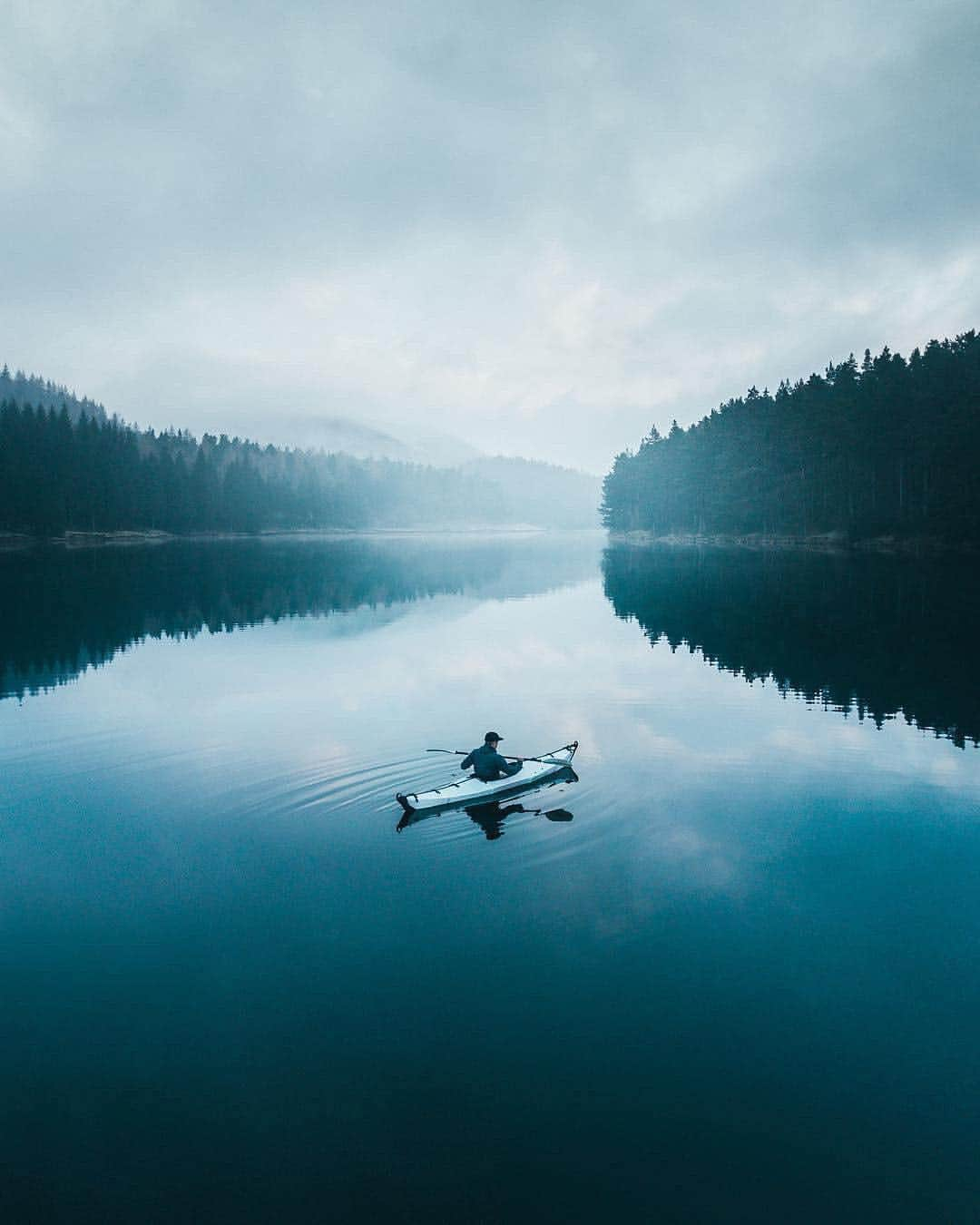 Canon Photographyさんのインスタグラム写真 - (Canon PhotographyInstagram)「Peaceful mornings on the lake in the kayak, paddling through the mist.  Photographer | @tomkahler  United Kingdom  5DMkiii + 17-40 F4 + EOS R 70-200 F2.8 + DJI Mavic  #canon_photos #kayak」4月4日 21時56分 - cpcollectives