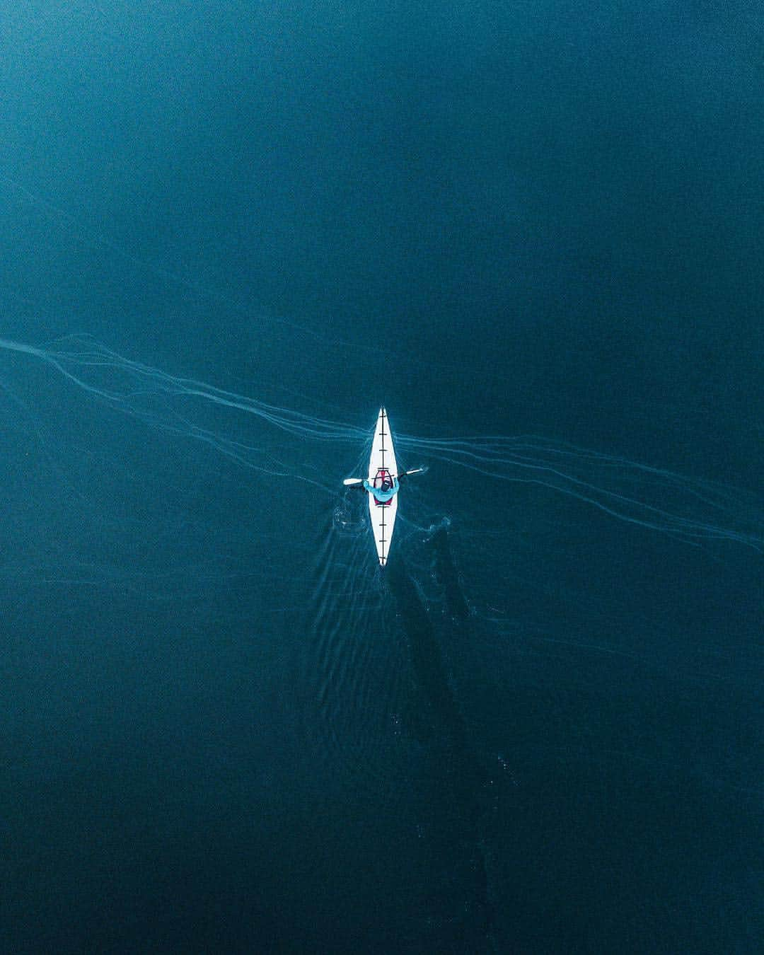 Canon Photographyさんのインスタグラム写真 - (Canon PhotographyInstagram)「Peaceful mornings on the lake in the kayak, paddling through the mist.  Photographer | @tomkahler  United Kingdom  5DMkiii + 17-40 F4 + EOS R 70-200 F2.8 + DJI Mavic  #canon_photos #kayak」4月4日 21時56分 - cpcollectives