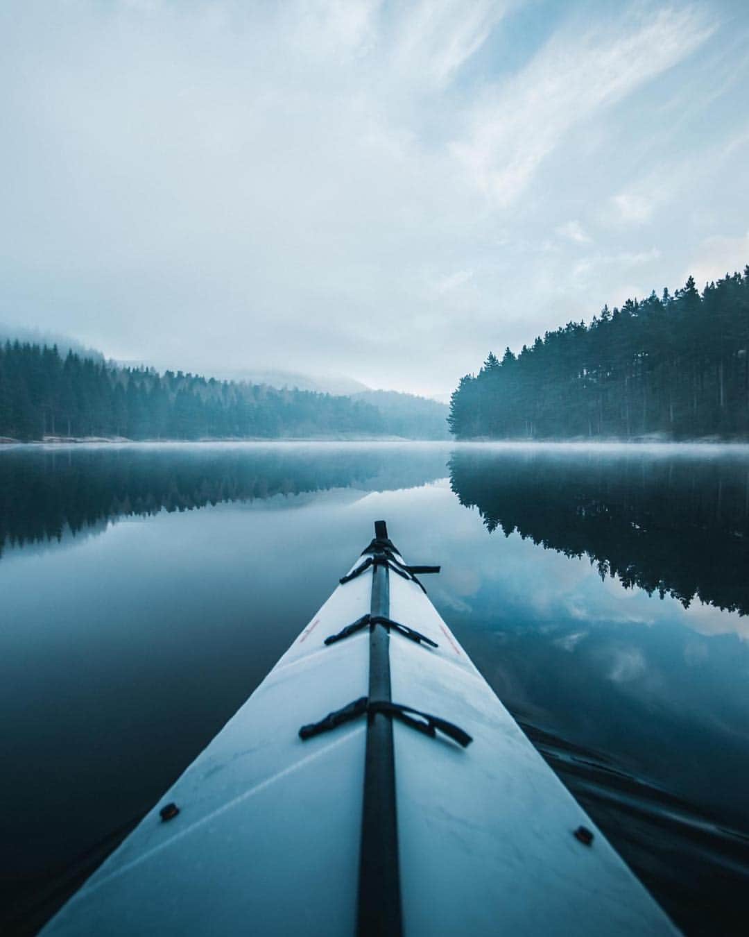 Canon Photographyさんのインスタグラム写真 - (Canon PhotographyInstagram)「Peaceful mornings on the lake in the kayak, paddling through the mist.  Photographer | @tomkahler  United Kingdom  5DMkiii + 17-40 F4 + EOS R 70-200 F2.8 + DJI Mavic  #canon_photos #kayak」4月4日 21時56分 - cpcollectives