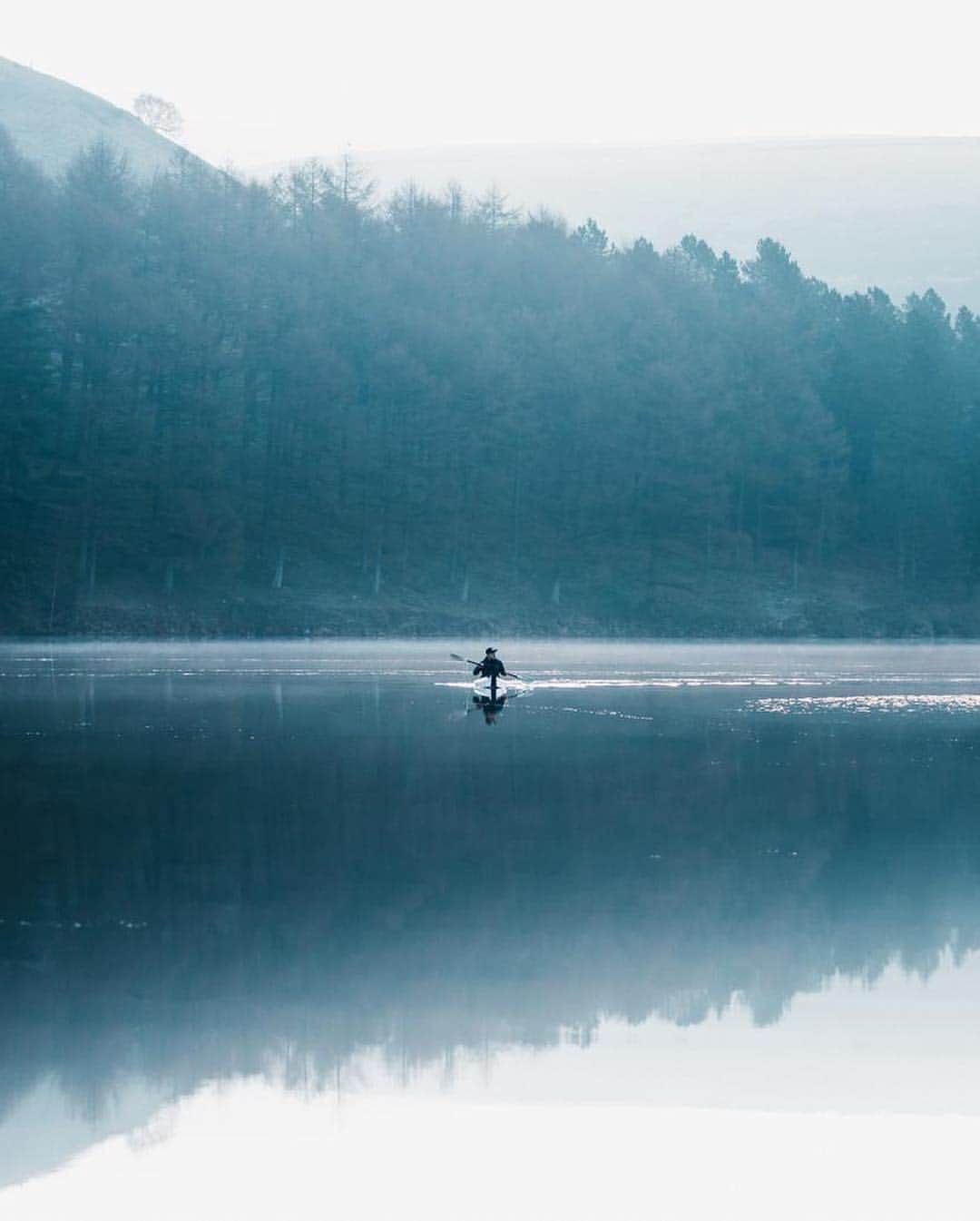 Canon Photographyさんのインスタグラム写真 - (Canon PhotographyInstagram)「Peaceful mornings on the lake in the kayak, paddling through the mist.  Photographer | @tomkahler  United Kingdom  5DMkiii + 17-40 F4 + EOS R 70-200 F2.8 + DJI Mavic  #canon_photos #kayak」4月4日 21時56分 - cpcollectives