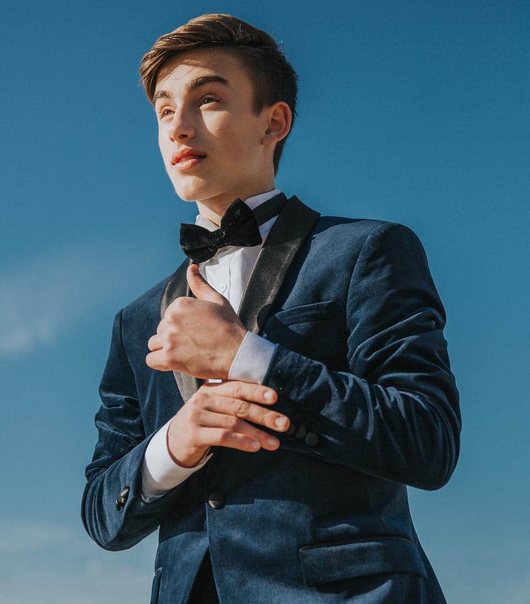 ジョニー・オーランドのインスタグラム：「excited to finally share this contest with you guys, you can win a date with me! Share your promposal on Instagram using #ClairesLovesJohnnyOrlando and #Contest via a video or photo and be sure to tag @claireseurope if you live in Europe or @clairesstores if you live in North America! 🖤」