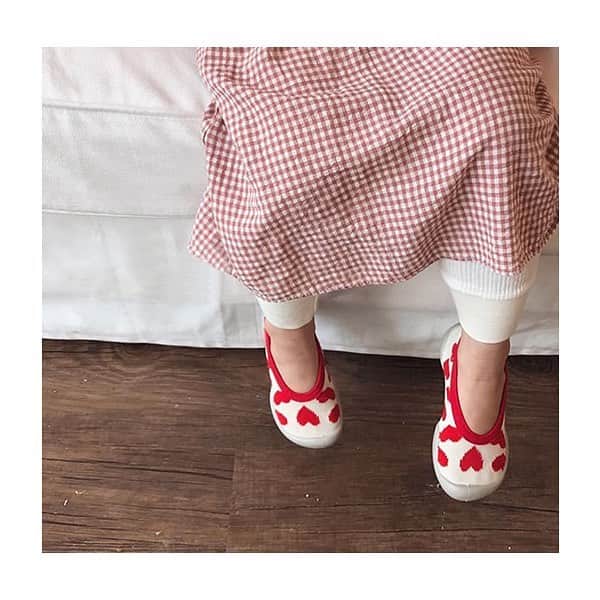 コレジアンのインスタグラム：「The heart shape is an ideograph used to express the idea of the "heart" in its metaphorical or symbolic sense as the centre of emotion, including affection and love, especially romantic love. Did you know that the first known depiction of a heart as a symbol of romantic love dates to the 1250s? Amazing, isn’t? It occurs in a miniature decorating a capital 'S' in a manuscript of the French “Roman de la poire”. ❤️💛💚💙💜 . Our collections have often featured the heart shape and our customers like it a lot! What about you? Do you like heart shapes? 😍 . This season we’ve introduced red heart shapes on our ballet-flats. Our ballet-flats are comfortable and flexible, and can be used indoors as well as outdoors! Wear them in the garden, at the beach, for yoga or Pilates! They are designed to perfectly fit your feet! Don’t miss out on this season’s bestseller! . 🇫🇷 LE CŒUR ET SES SYMBOLIQUES … « Le cœur est un symbole courant utilisé depuis l'antiquité...❤️💛💚💙💜 . Le cœur est un symbole fort, que nous intégrons à nos modèles depuis plusieurs collections. Ce symbole universel, est fortement apprécié par nos clients ! Dites-nous si vous aimez les cœurs ?! 😍 . Le saviez-vous ? Cette saison, les cœurs s’installent sur les ballerines. Elles sont souples et confortables, et s’adaptent à vos envies ! Tricotées délicatement, nous posons chaque bande élastique soigneusement afin qu’elle s’ajuste parfaitement aux pieds. Nos ballerines sont conçues pour être portées à l’intérieur mais grâce à des motifs tendances, vous pouvez les porter facilement à l’extérieur, en toutes occasions, dans le jardin, à la plage, lors de vos activités sportives, yoga ou aquatique ... Ces petits cœurs vous feront chavirer ! Ne passez pas à côté de ce best-seller ! 🥰 . . Picture @hihello_w2 😘 . #collegien #collegien_officiel #newin #heart #shoesaddict #shoestagram #ballerina #shoesoftheday #instamum #balletflats #jマダムのおしゃれ#大人カジュアル #casualstyle #instafashion #springshoes #flatshoe #balletlove #balletlovers #balletslippers」