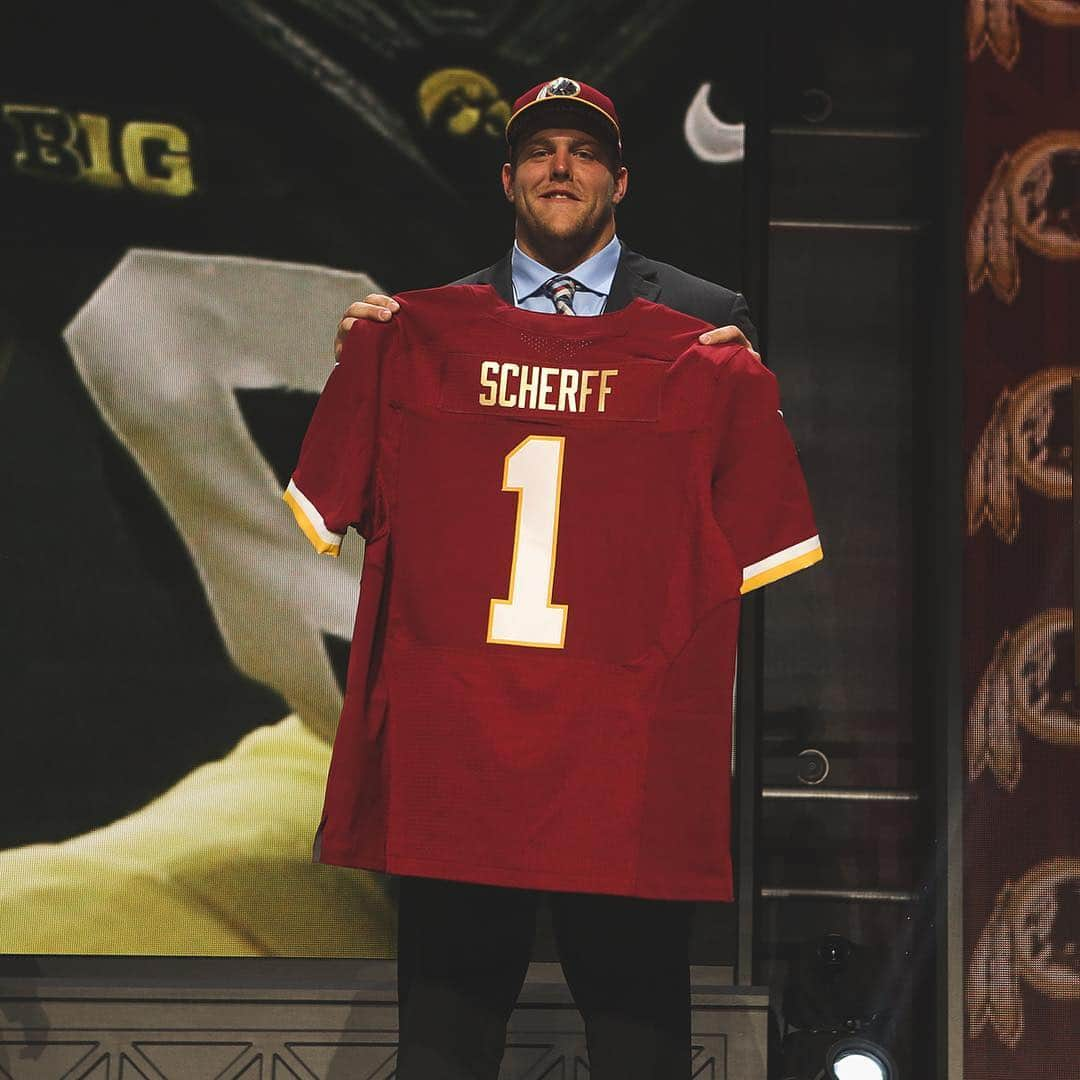 ワシントン・レッドスキンズさんのインスタグラム写真 - (ワシントン・レッドスキンズInstagram)「#TBT: With the 5th pick in the 2015 NFL Draft, the Washington Redskins selected Iowa Offensive Lineman Brandon Scherff  3️⃣ weeks left until the draft...」4月5日 3時24分 - commanders