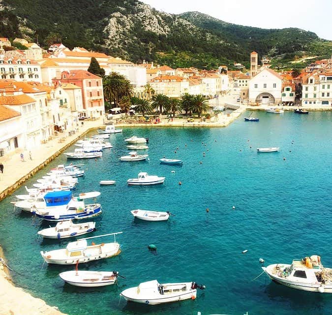 のインスタグラム：「Thinking about your summer holiday already? Did you know we fly to Split 5 times a week 🌞🌊 #KLM #RoyalDutchAirlines #flyKLM ⠀ •⠀ •⠀ •⠀ #summer #holiday #holidayinspiration #split #croatia #sea #vitaminsea #relax #sun #beach #vacation #travel #croatiatravel」