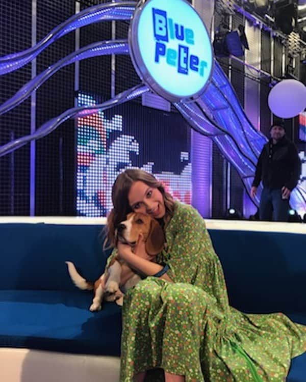 ガブリエル・アプリンさんのインスタグラム写真 - (ガブリエル・アプリンInstagram)「Thank you so very much for having me #BluePeter @cbbc IM SO HAPPY I GOT TO MEET HENRY ON HIS FIRST DAY 🐶 he’s a wriggly boy!」4月5日 3時27分 - gabrielleaplin