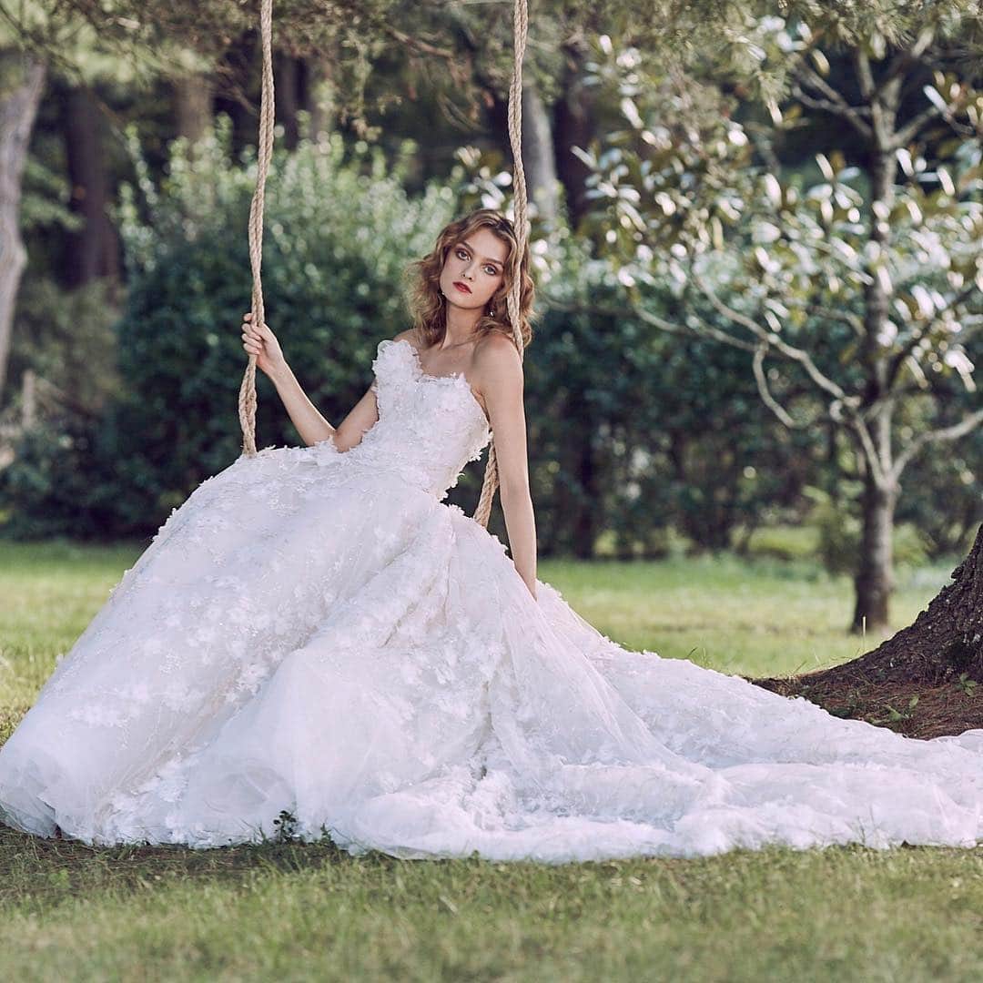 のインスタグラム：「20 days until the Spring/Summer 2020 Marchesa Bridal collection is unveiled at 2019 Barcelona Bridal Fashion Week. Photo by @haifaphotography. #marchesa #marchesabridal」