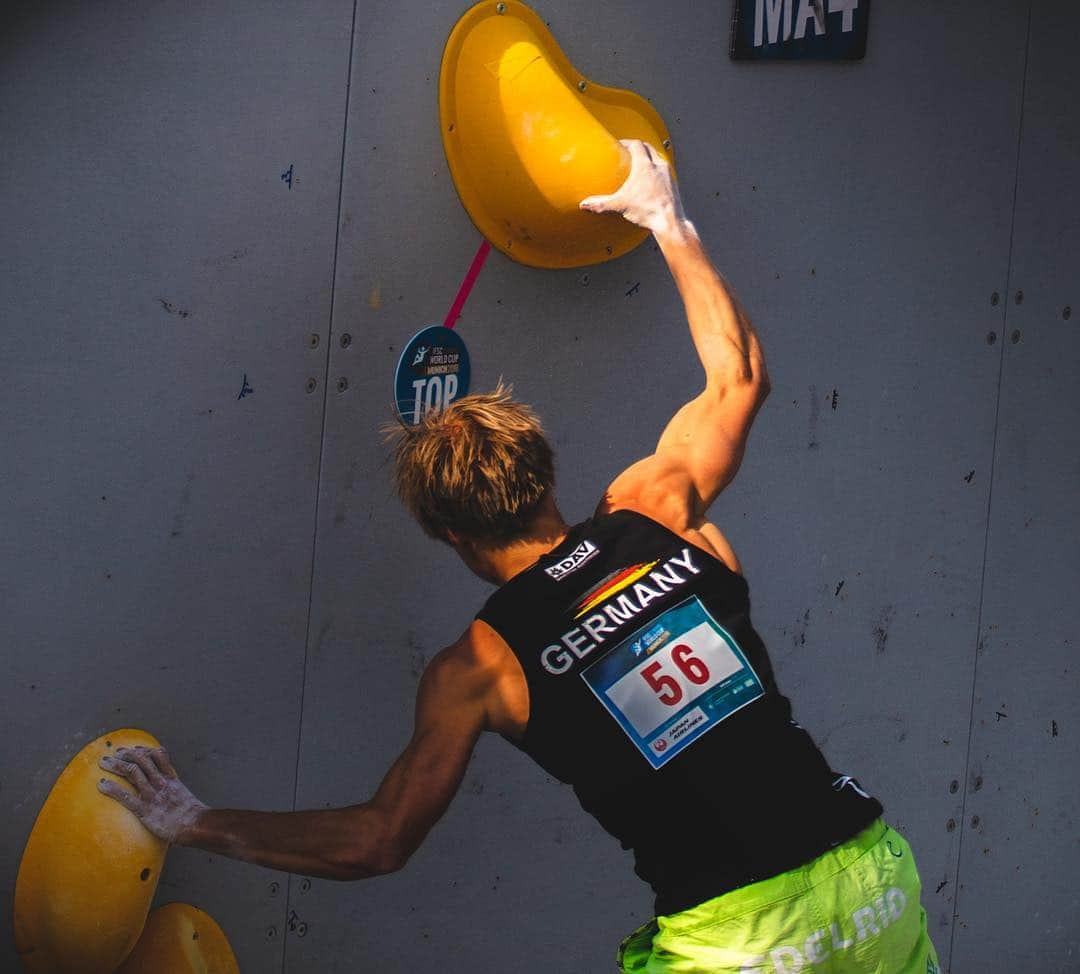 アレックス・メゴスさんのインスタグラム写真 - (アレックス・メゴスInstagram)「I thought winter was over in Europe. Looks like I was wrong. Meiringen, the first stage of the bouldering world cup has turned into a Winter Wonderland throughout the day with a lot of fresh snow and slush.  Looking forward to competing in an incredible field of dedicated, strong climbers from all over the world tomorrow in the qualification round!  @patagonia_climb @redbullgermany @goretexeu @tenayaclimbing @dmm_wales @sterlingrope @cafekraft_nuernberg @frictionlabs @fazabrushes  #stylefirst #carrotsforpower  Pic @liamlonsdale」4月5日 3時27分 - alexandermegos